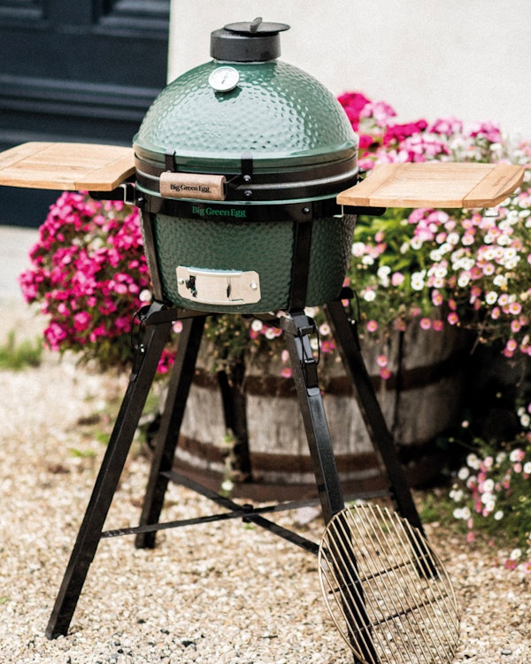 Big Green Egg MiniMax in a Foldable Stand with Acacia Shelves