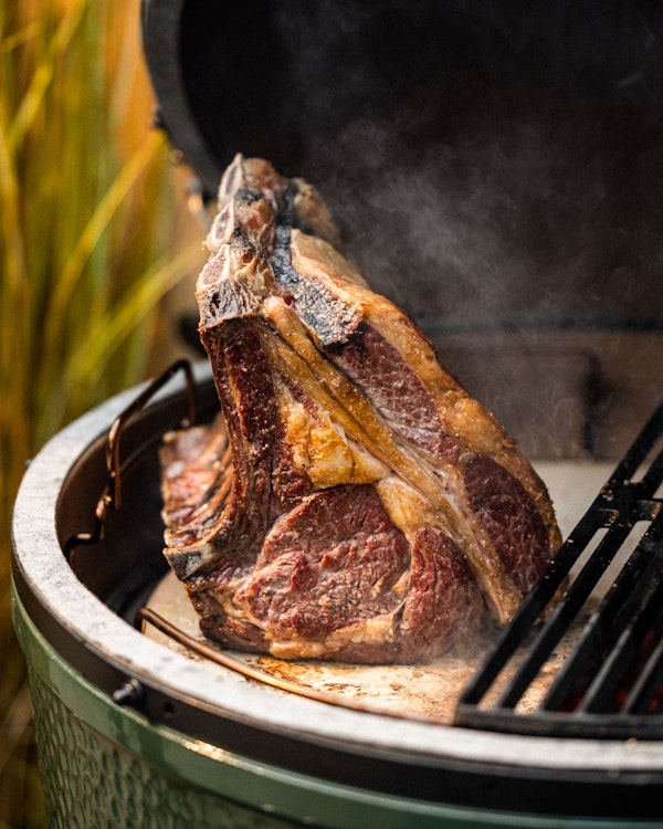 Roasting a forerib of beef indirectly using the EGGspander System
