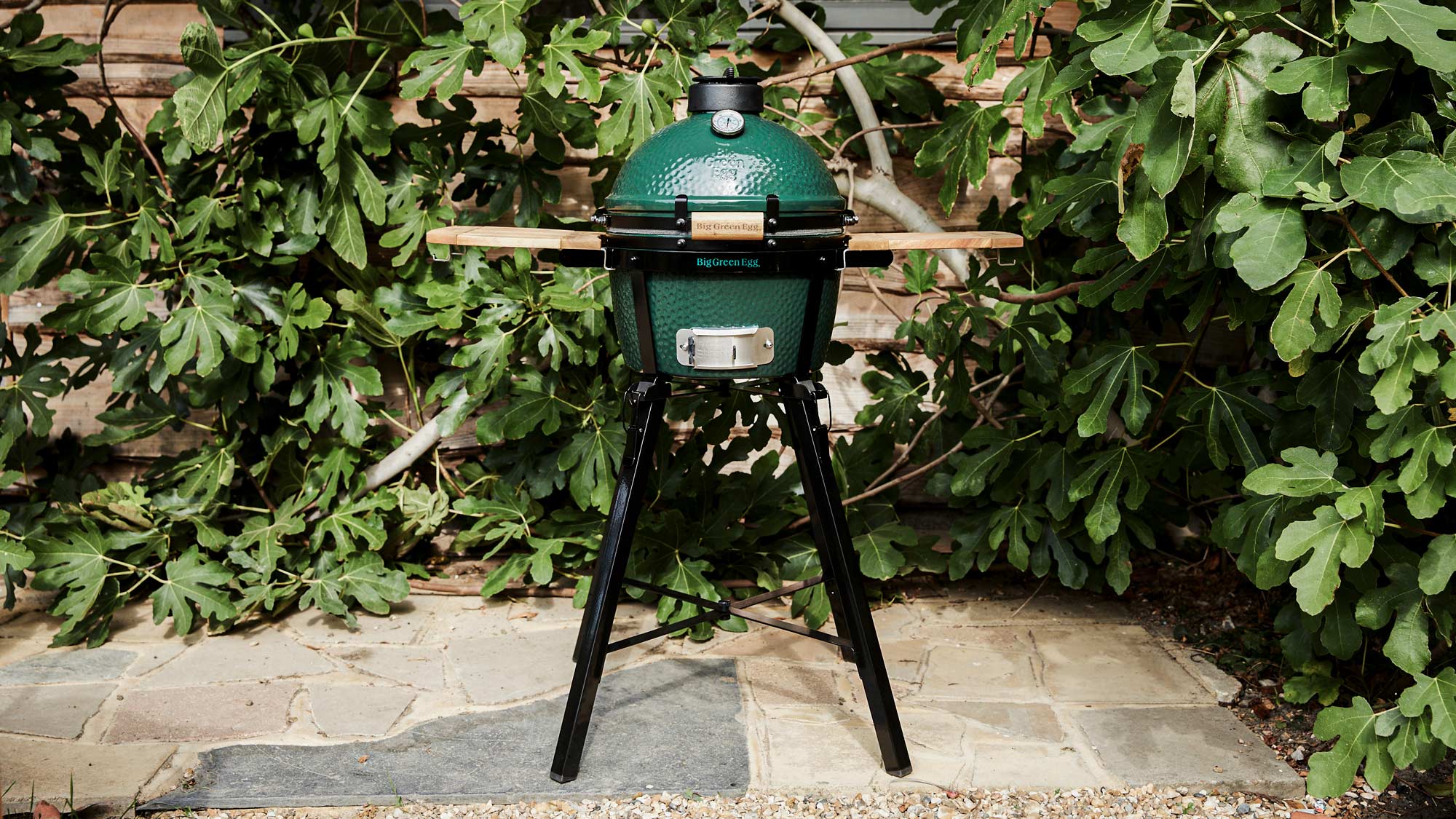 MiniMax Big Green Egg in a Foldable Stand with Acacia Shelves