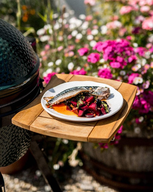 MiniMax Big Green Egg in a Foldable Stand with Acacia Shelves and Champagne