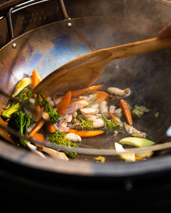 This flat-bottomed wok is designed to sit perfectly in your EGGspander basket of your Big Green Egg..