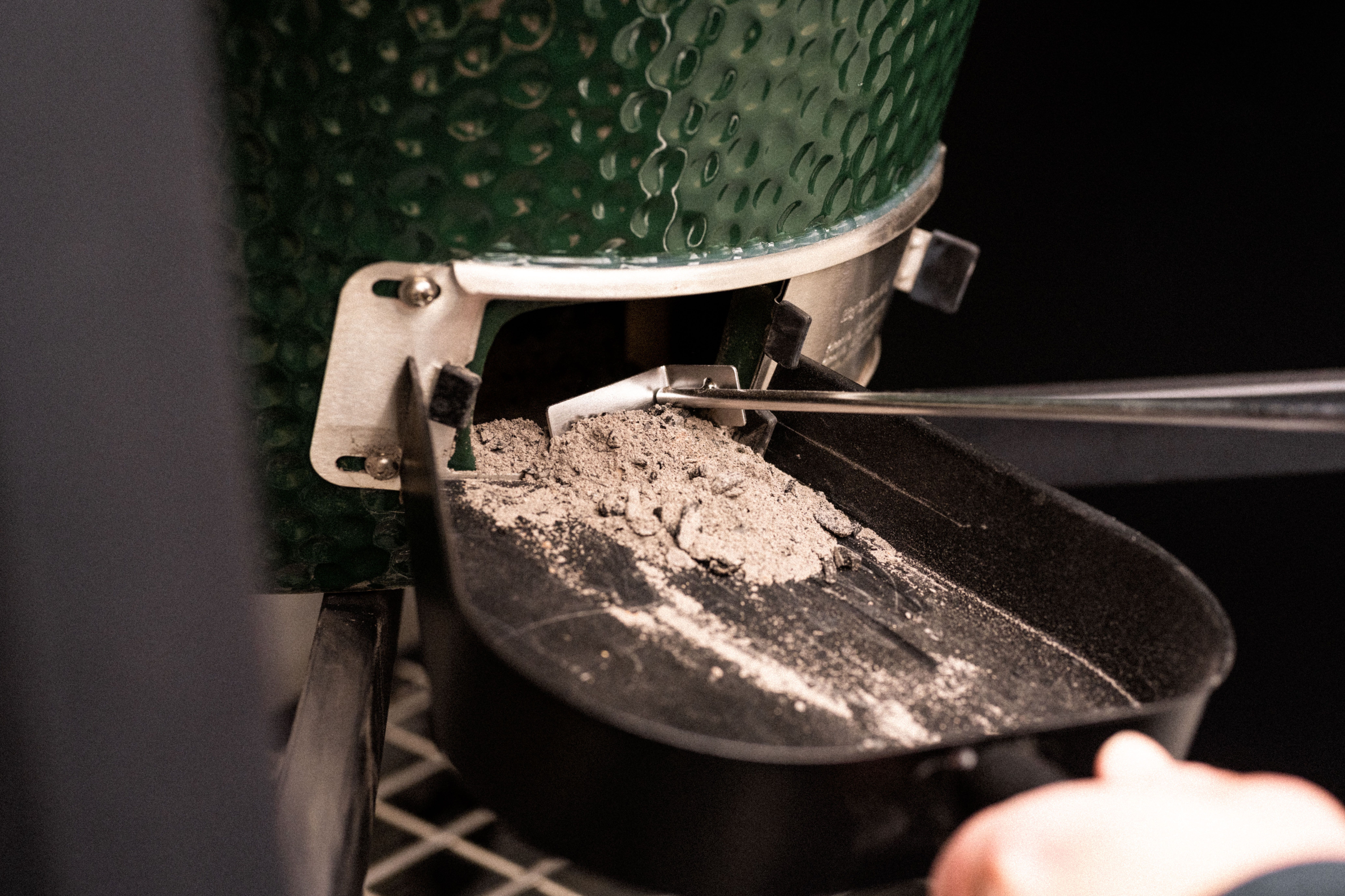 Simply sweep the EGG's ash into the Ash Pan using the dedicated Ash Tool
