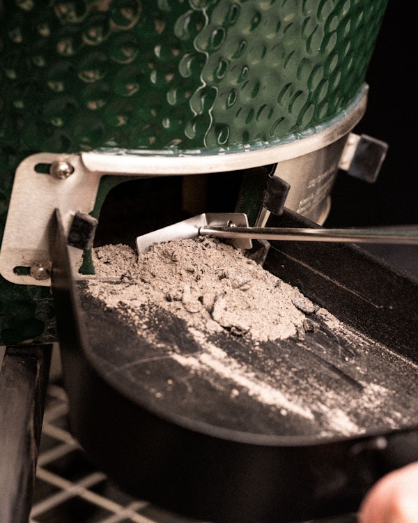 Simply sweep the EGG's ash into the Ash Pan using the dedicated Ash Tool