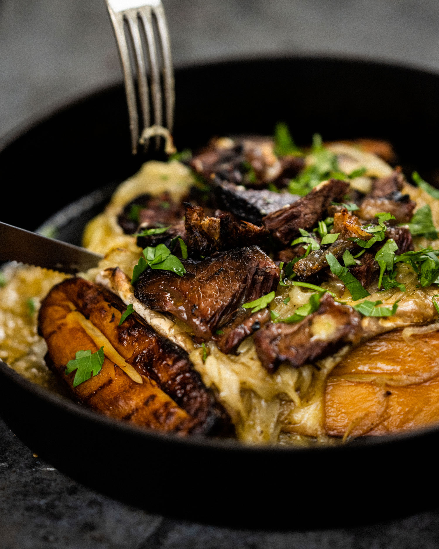 Crispy leftover featherblade with smoked potatoes, Baron Bigod and onions | Pan cooking | Beef recipes | Big Green Egg