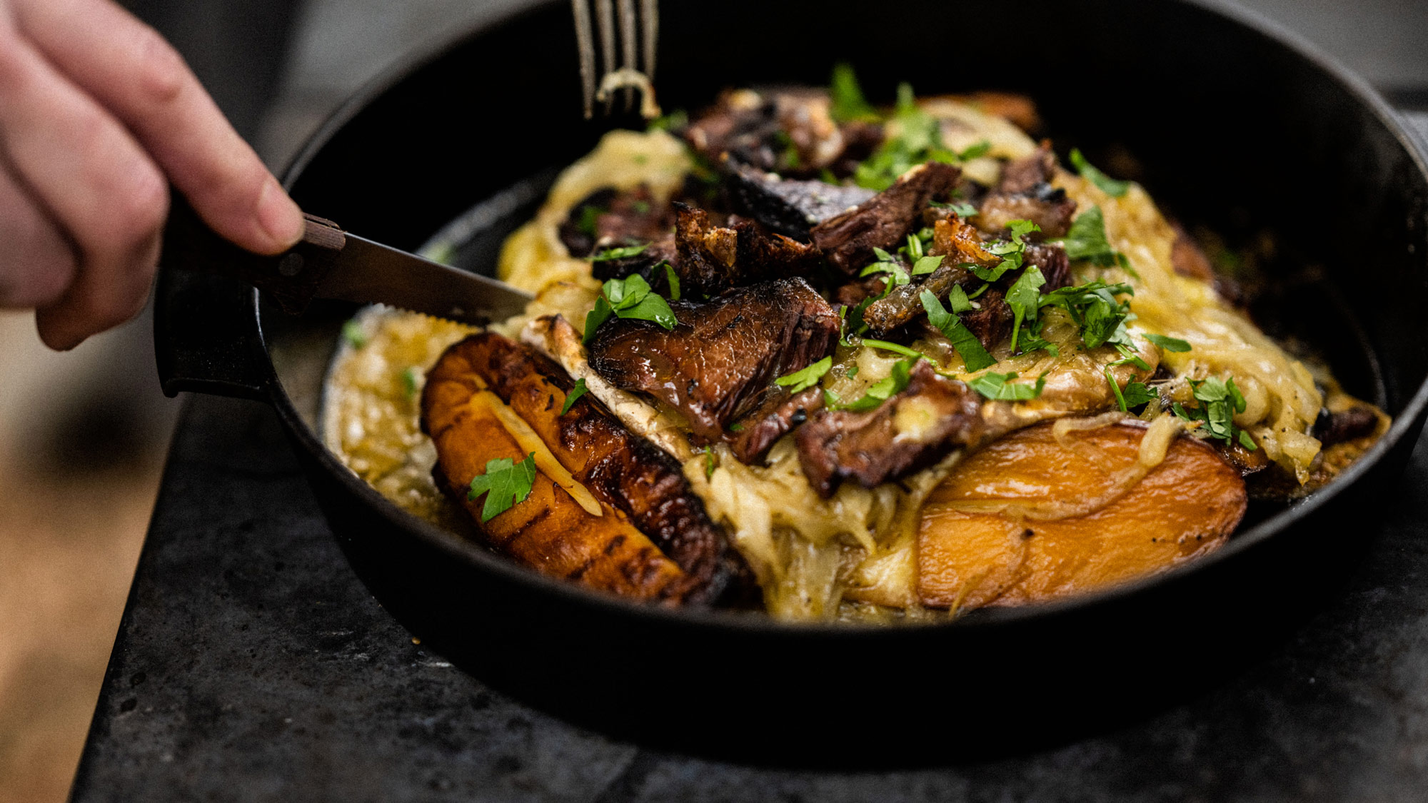 Crispy leftover featherblade with smoked potatoes, Baron Bigod and onions | Pan cooking | Beef recipes | Big Green Egg