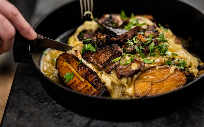 Crispy leftover featherblade with smoked potatoes, Baron Bigod and onions | Pan cooking | Beef recipes | Big Green Egg