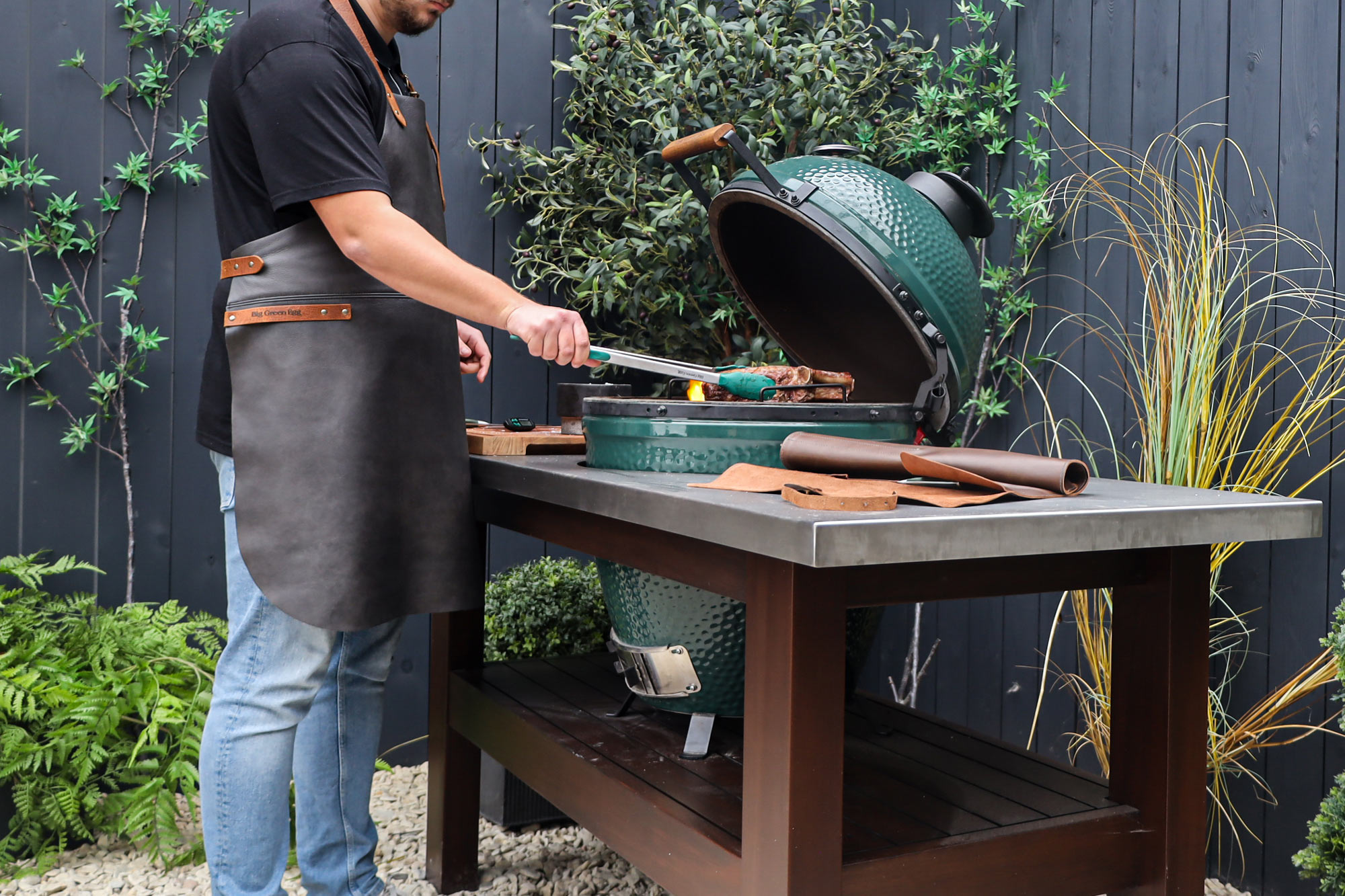 Deluxe Leather Apron | Utensils | Big Green Egg