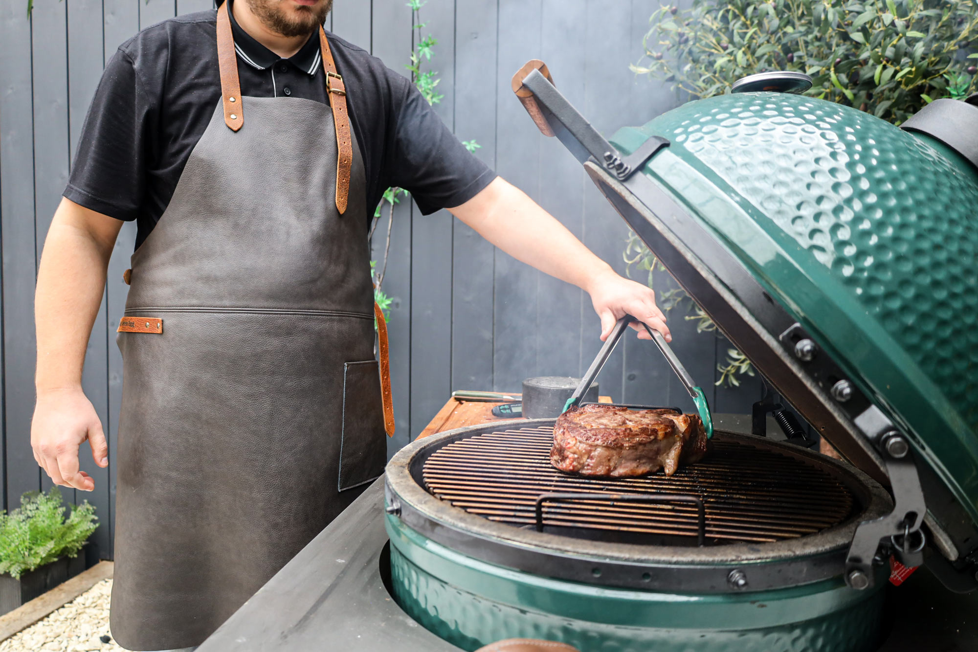 Deluxe Leather Apron | Utensils | Big Green Egg