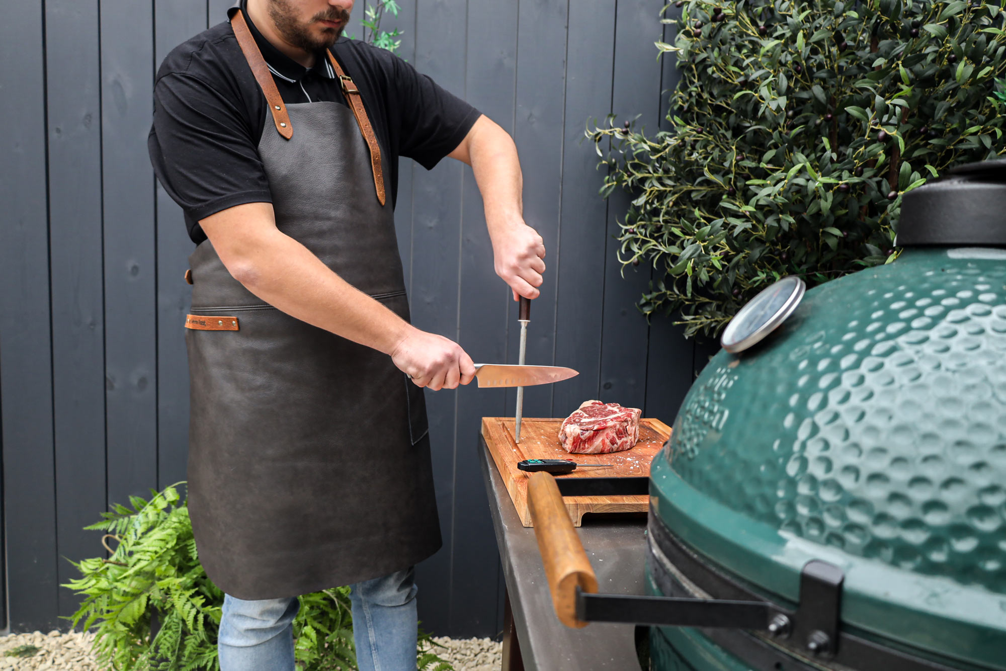 Deluxe Leather Apron | Utensils | Big Green Egg
