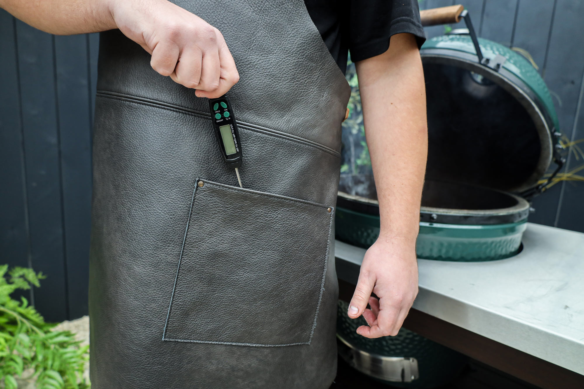 Deluxe Leather Apron | Utensils | Big Green Egg