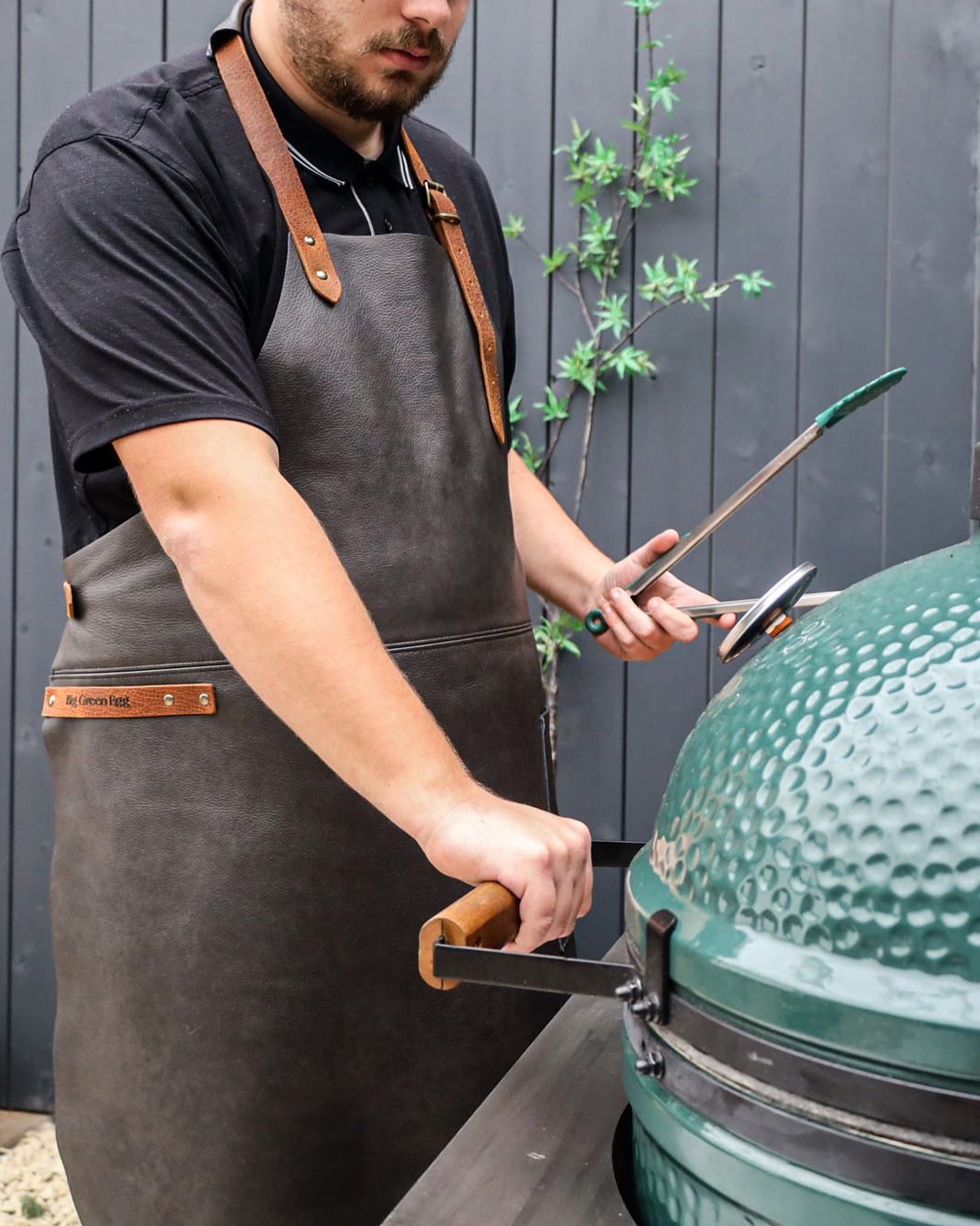 Deluxe Leather Apron | Utensils | Big Green Egg