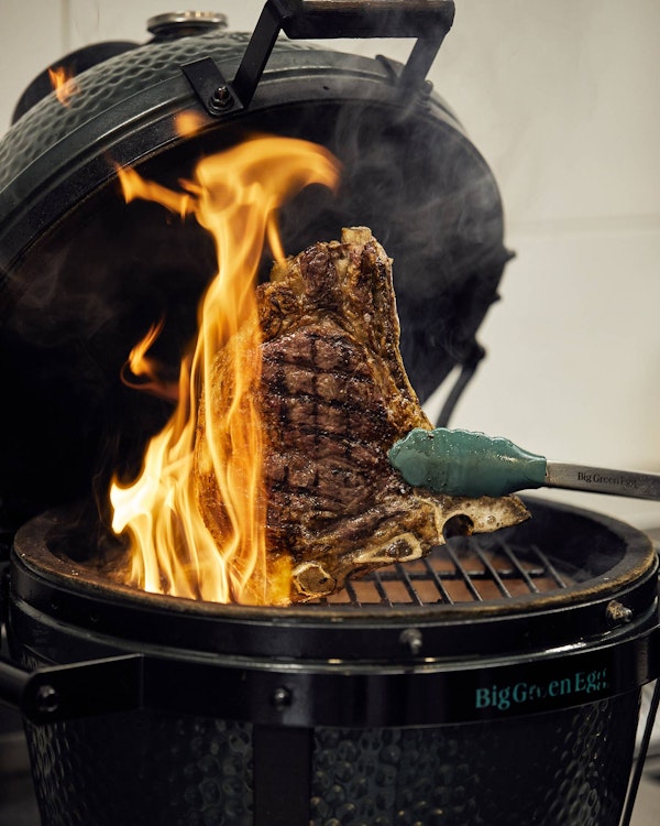 The Mighty MiniMax | Big Green Egg | Grilling a dry aged steak over fire