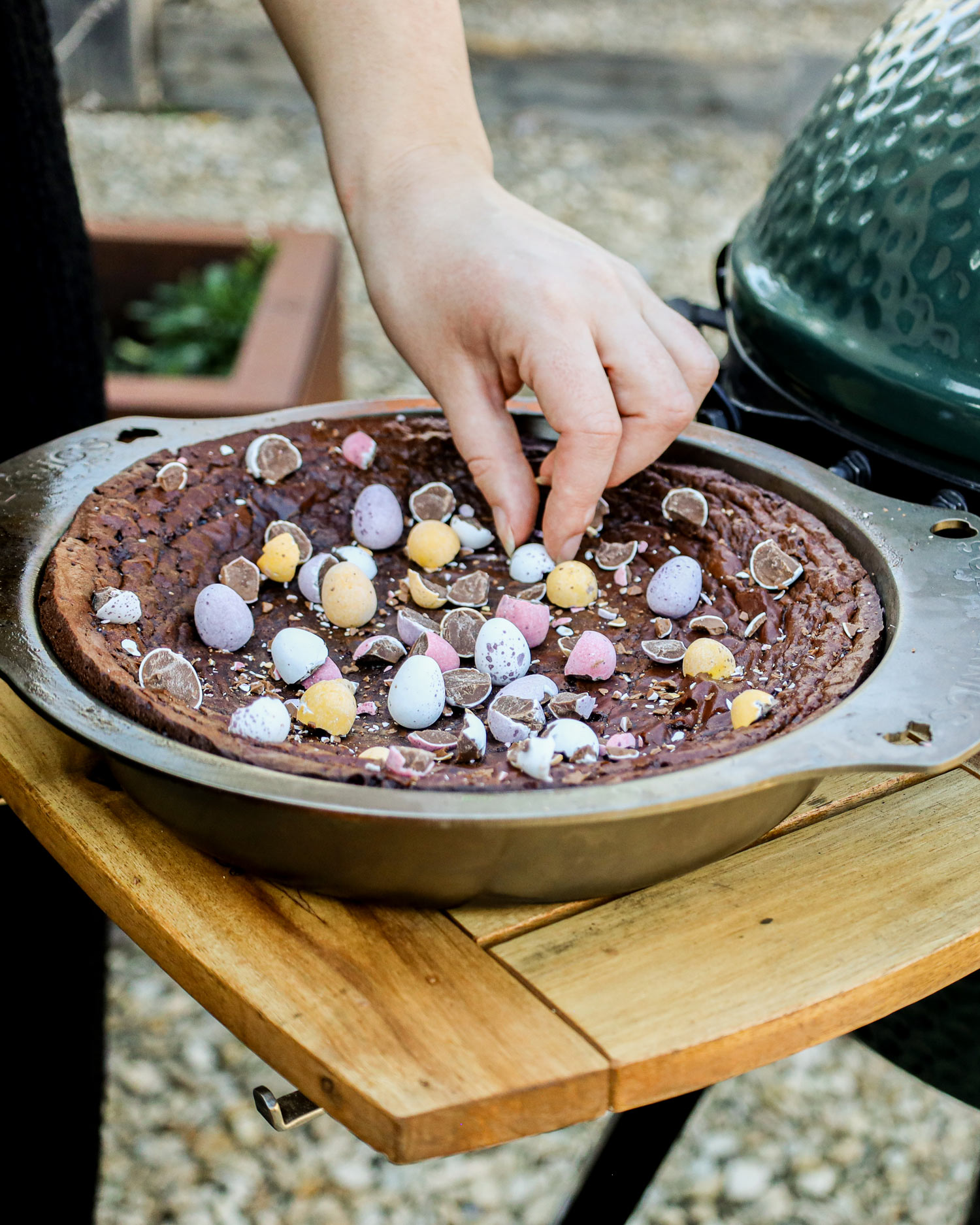 SMOKED CHOCOLATE BROWNIE WITH EASTER EGG SAUCE | Sweet recipes | Big Green Egg