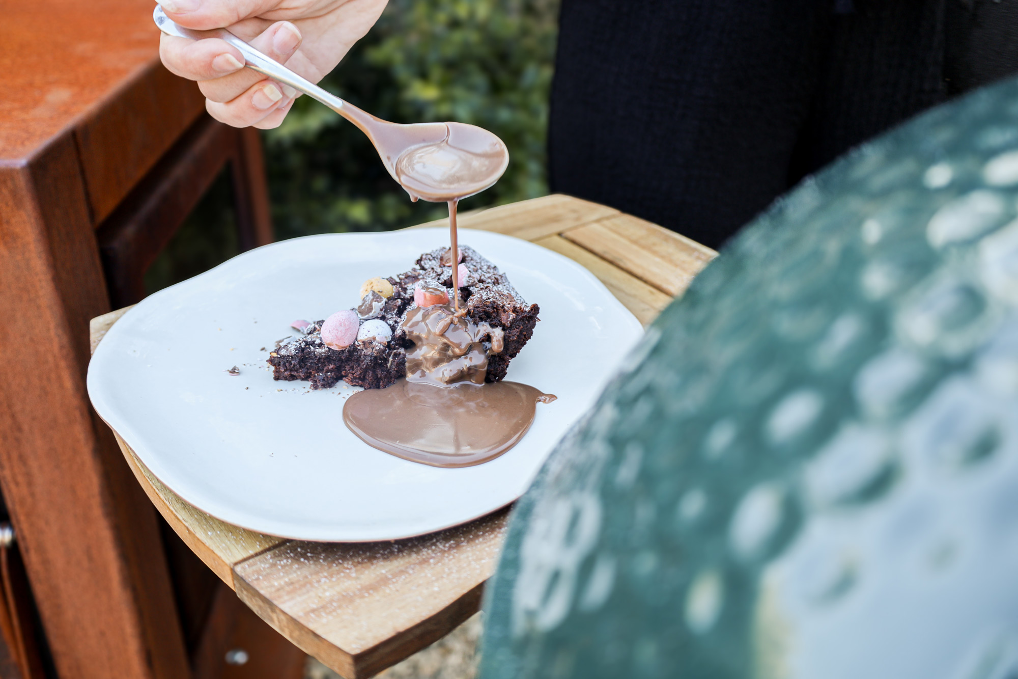 SMOKED CHOCOLATE BROWNIE WITH EASTER EGG SAUCE | Sweet recipes | Big Green Egg