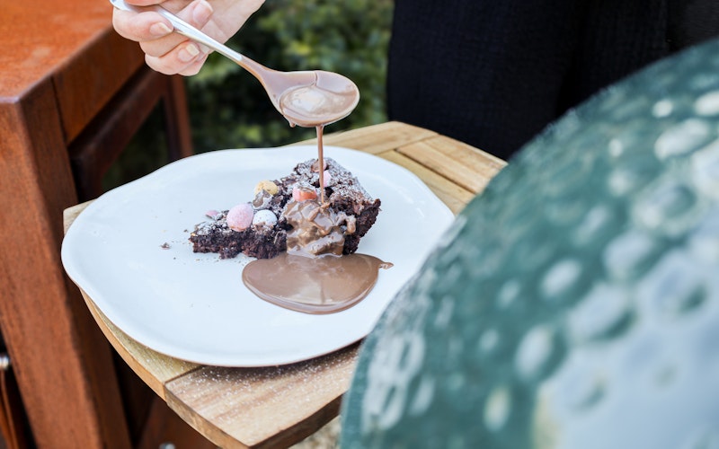 SMOKED CHOCOLATE BROWNIE WITH EASTER EGG SAUCE | Sweet recipes | Big Green Egg