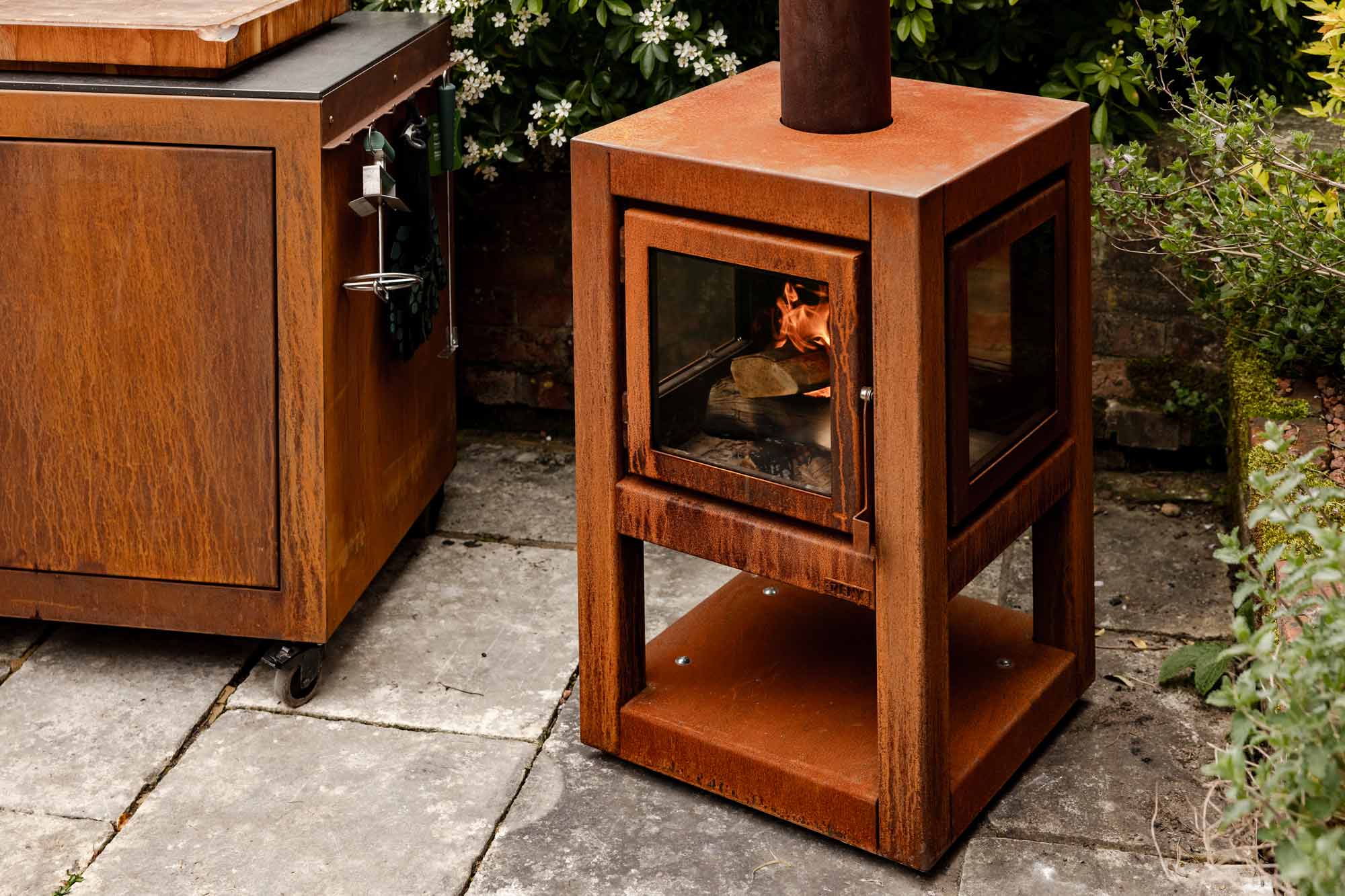 RB73 QUARUBA OUTDOOR FIREPLACE | Outdoor Heating | Big Green Egg