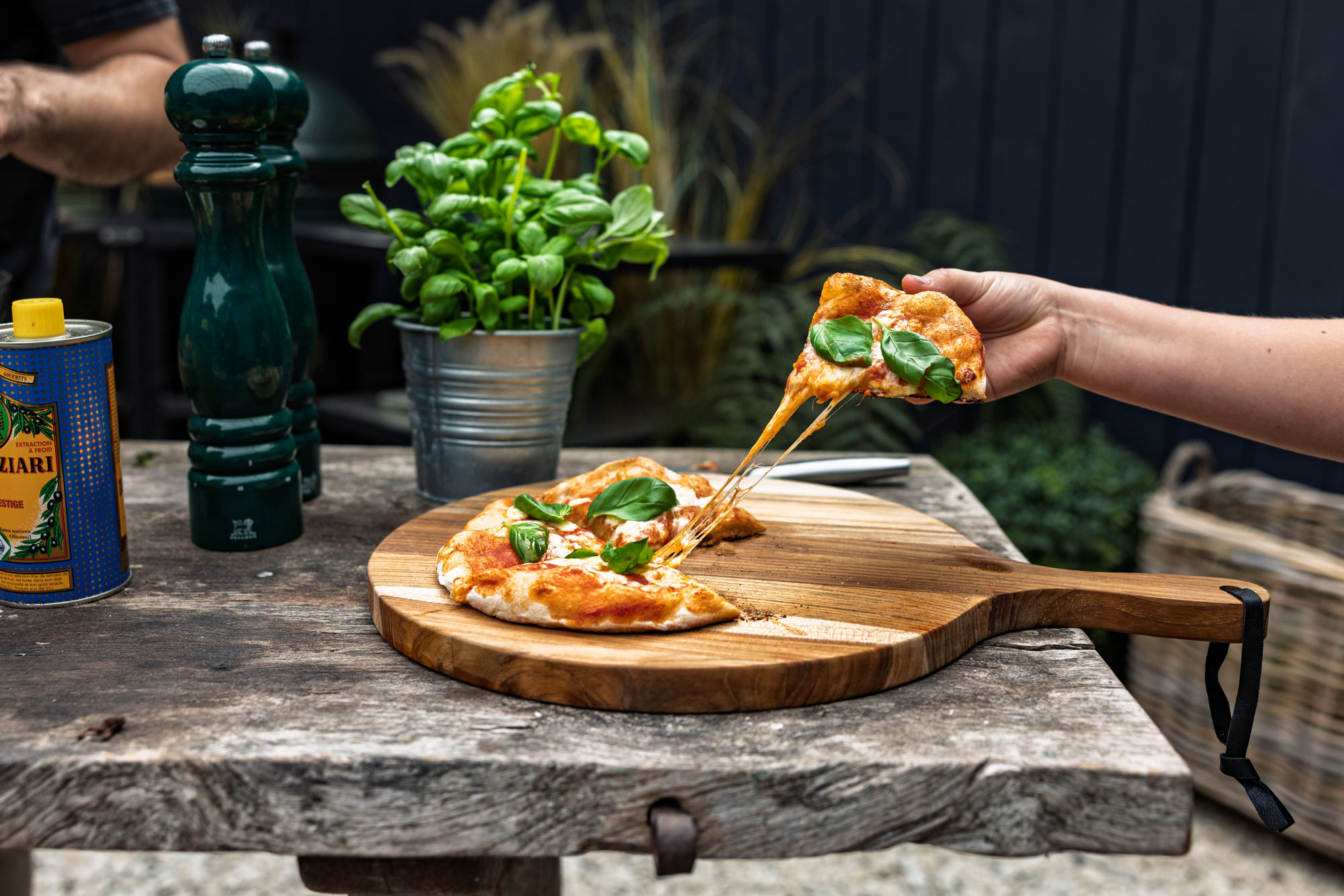 TEAK PIZZA SERVING BOARD | Utensils | Big Green Egg