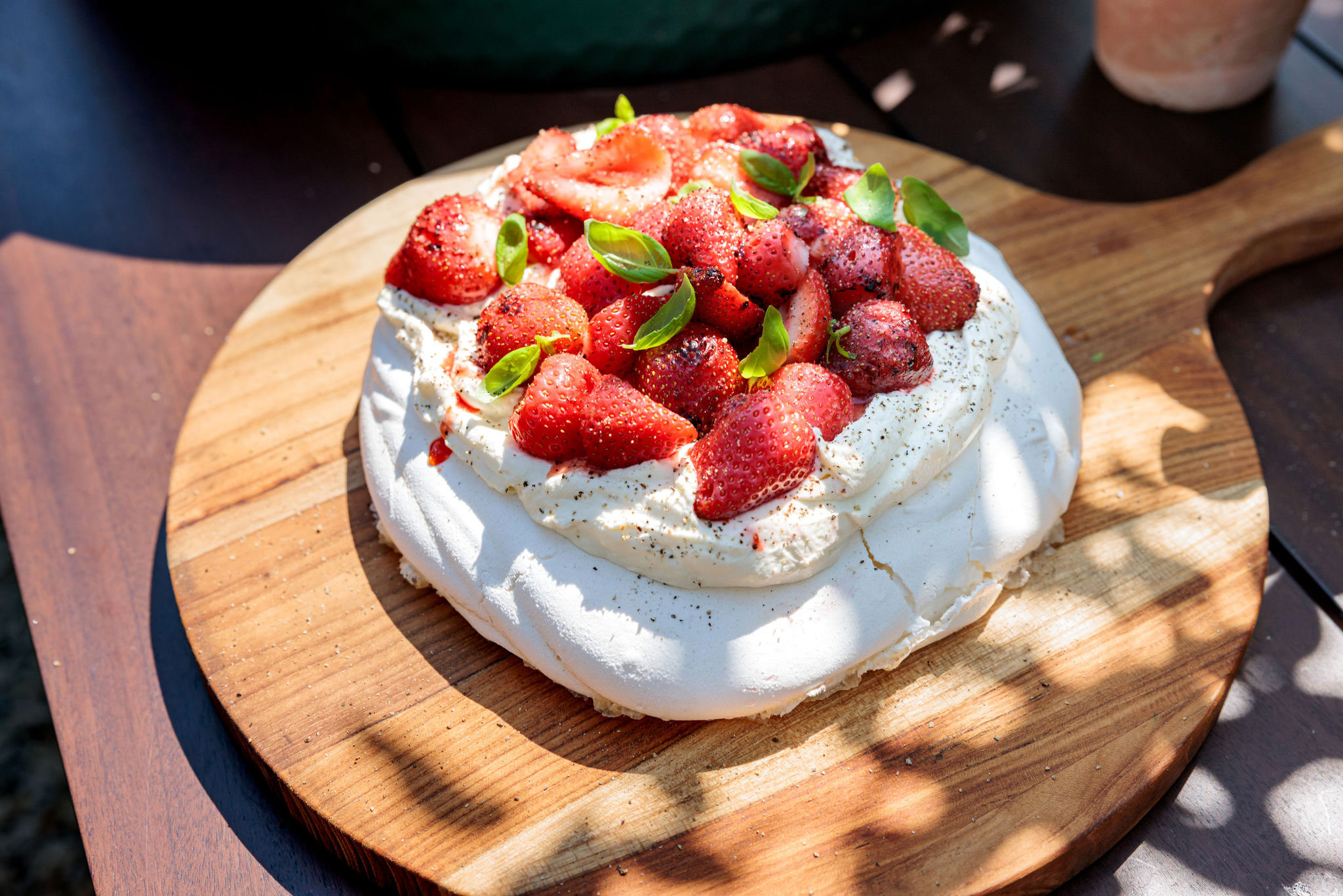 SMOKY PAVLOVA WITH STRAWBERRY, BLACK PEPPER & BASIL | Baking recipes | Big Green Egg
