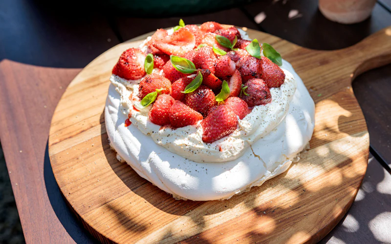 SMOKY PAVLOVA WITH STRAWBERRY, BLACK PEPPER & BASIL | Baking recipes | Big Green Egg