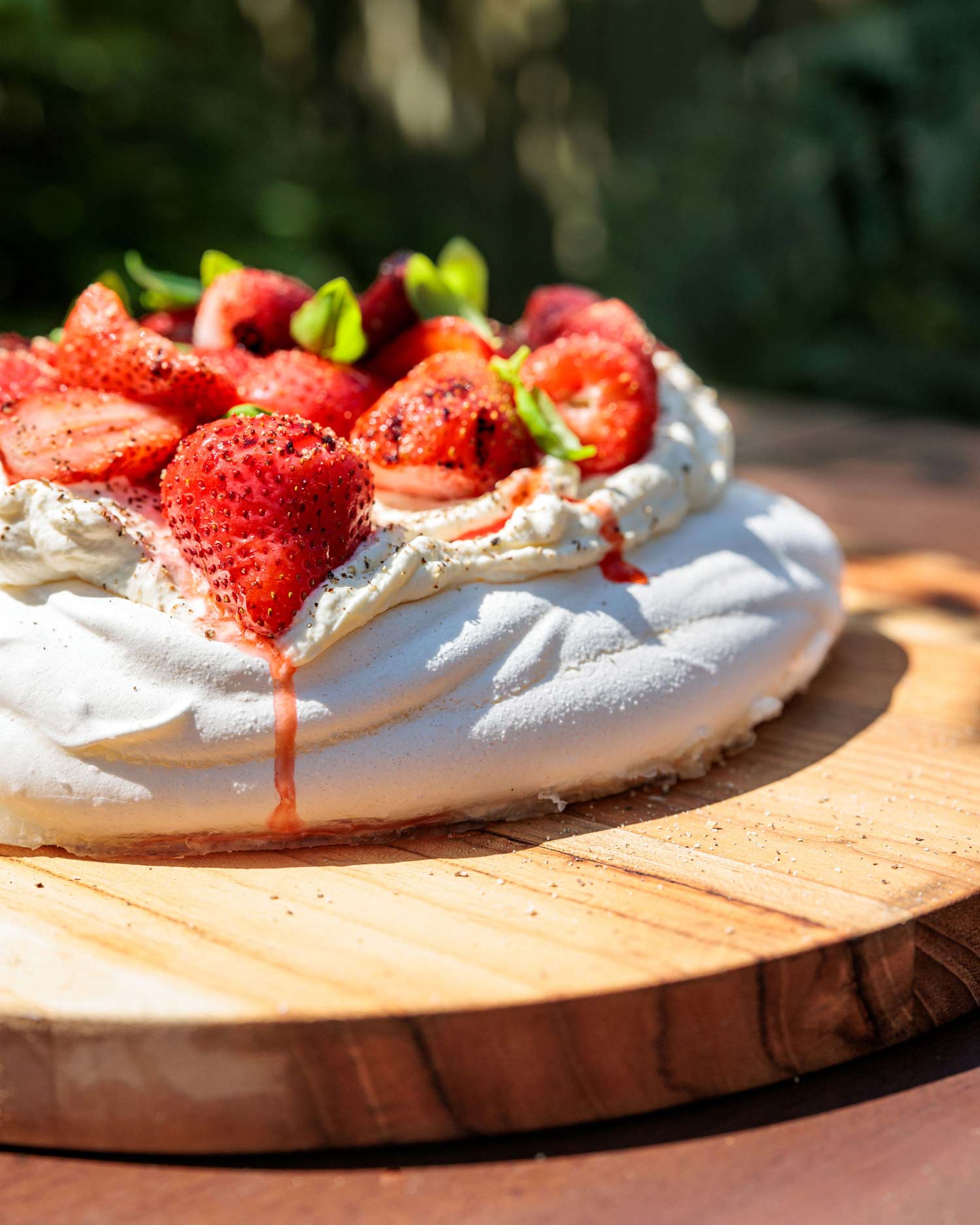 SMOKY PAVLOVA WITH STRAWBERRY, BLACK PEPPER & BASIL | Baking recipes | Big Green Egg
